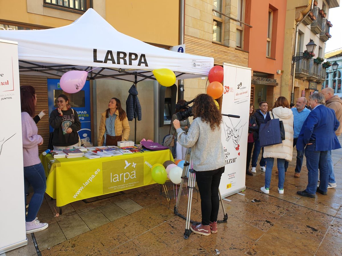 fejarfederacion's tweet photo. Carpa informativa de nuestras compañeras y compañeros de @LARPA_Asturias, celebrando el Dia Nacional Sin Juego de Azar, hoy en @aytoviedo #Adicciones #Ludopatia #TrastornoPorJuego #Fejar #Larpa #Asturias #29DeOctubre #DiaNacionalSinJuegoDeAzar #NosLevantamosJuntos https://t.co/suESVWrRfo