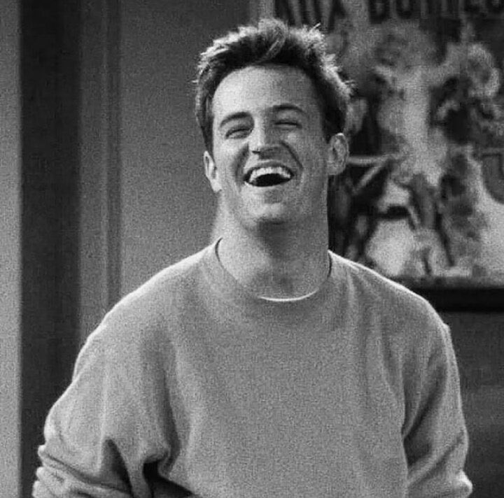 guivib's tweet photo. Chandler foi meu personagem favorito de todas as séries que assisti. Era como se eu me visse naquela representação. Transformar a tristeza e a angústia em piadas e brincadeiras é a melhor forma de viver. E Matthew Perry me ensinou isso. Descanse em paz 🤍 https://t.co/0im2GmGnVv