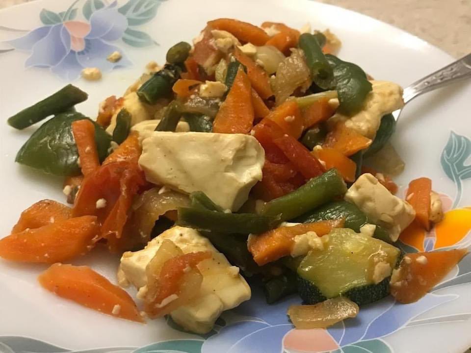 kavitadevgan's tweet photo. #prettyplates Who says a #vegetarian platter cannot be wholesome and pretty... See this: tofu, beans, carrot zucchini and sesame seeds... yum!
Pic courtesy, a client (this is her lunch)
#kavitadevgan #kavitadevgannutritionist https://t.co/GEeVbNOEn5