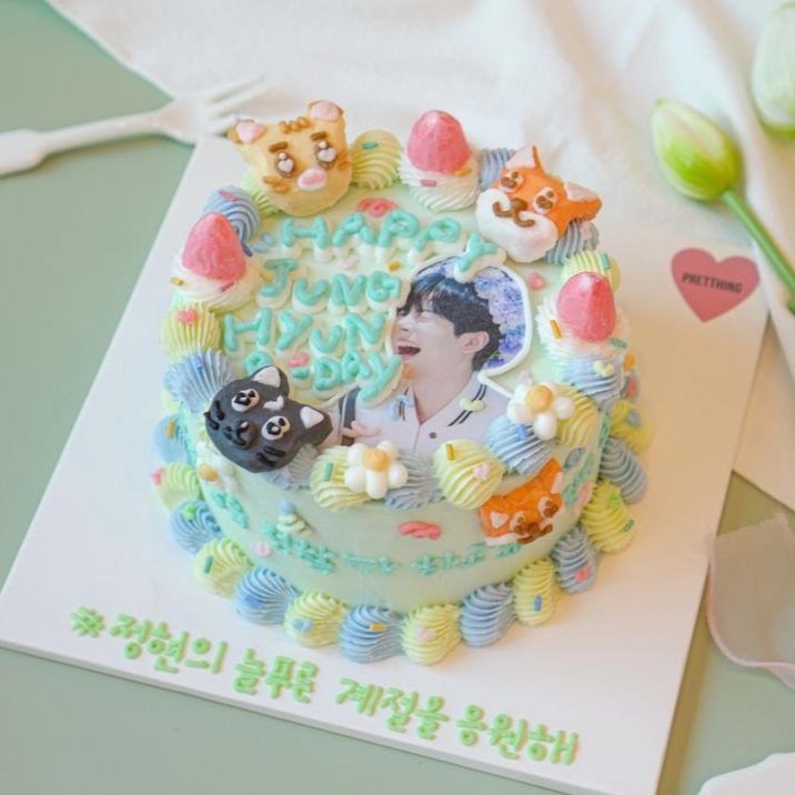 ⠀  ⠀  ⠀  ⠀     ⠀    2023.10.28
  ⠀    🎂정현'𝐬 𝟐𝟐𝐧𝐝 𝐁𝐈𝐑𝐓𝐇𝐃𝐀𝐘 𝐏𝐀𝐑𝐓𝐘🎂

💐딸기 생크림 케이크를 모티브로 준비된 디자인에 딸기를 닮은 천일홍은 변치않는 사랑을 의미하고 있다는 사실!🍓

🎂캔들 케이크로 제작되어 먹을 수는 없지만! 행복했던 정현DAY를 영원히 함께🎉