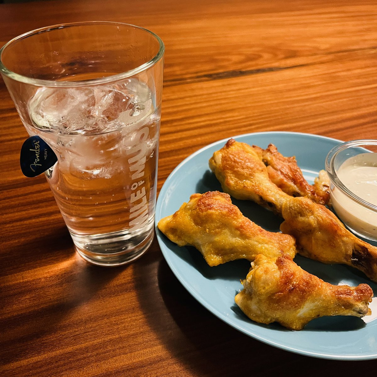 CW_GENERALSTORE's tweet photo. バッファローチキンウイングスがどうしても食べたくなり衝動で作りました。もちろんブルーチーズソースも。
アメリカンなフィンガーフードにはやっぱりベンショト。これはフェンダーのギターピックが刺さっています。
パイントグラスでたっぷり入るのでビール、ハイボール、コーラと何でもok。
#ベンショット
#フェンダー
#ビールグラス
#ハイボール
#パイントグラス
#フィンガーフード
#パーティーグッズ