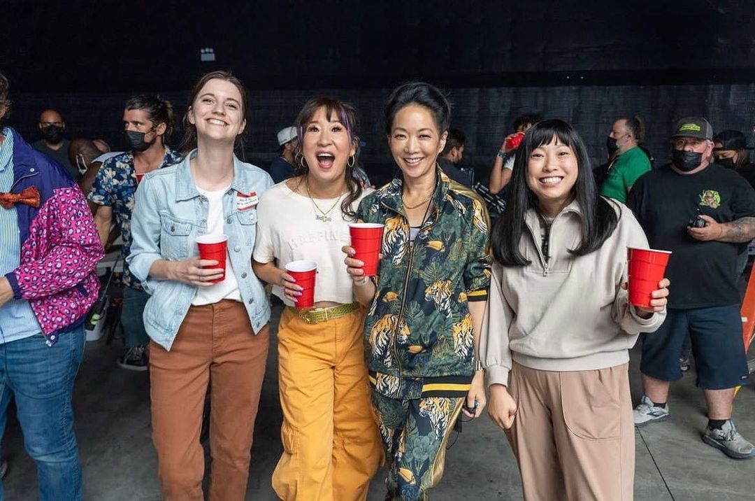 산드라 오 (Sandra Oh) × 아콰피나 (Awkwafina) 영화 '퀴즈 레이디' 감독인 제시카 유, 제작자 Jen D'Angelo와 영화 찍기전에 만난 사진. 산드라 오..웃으시다...