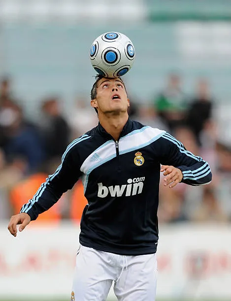 CristianoXtra_'s tweet photo. Cristiano Ronaldo has always been a Magician on the pitch. Here are some of his skills that'd make your jaw drop🔥 

(A thread) https://t.co/HgxqrPbI26
