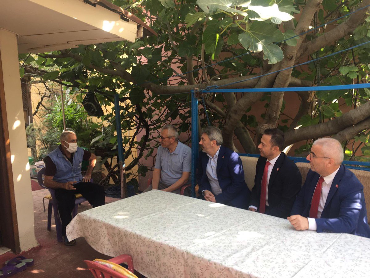 Gülensu Mahalle Başkanı değerli ağabeyim Yaşar Kaya'yı geçirdiğini rahatsızlık nedeniyle evinde ziyaret edip geçmiş olsun dileklerimizi ilettik.
Tez zamanda sağlığına kavuşup aramıza dönmesini yüce Rabbimden niyaz ediyorum.