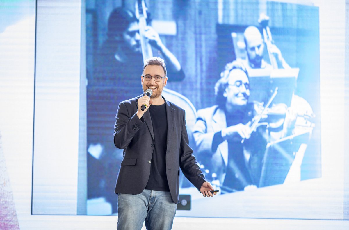 LeoPatrignani's tweet photo. Alcuni scatti di Sergio Agazzi relativi al mio speech al #Fts2, ovvero il Fundraising To Say in quel di Roma.

Nell'ultima ho alle spalle una foto di mio padre che adoro (l'ho utilizzata per un trick sull'inattendibilità della memoria) e qui mi sa che scatta la cornice ❤️ https://t.co/kZDfEEdHTn