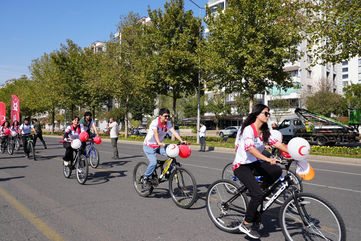 diyarbakirbld's tweet photo. Cumhuriyetimizin 100. Yılı onuruna pedalladık.  🇹🇷🚴🏻‍♀️

#29Ekim Cumhuriyet Bayramı etkinliklerimiz kapsamında hemşehrimizle bisiklet turunda bir araya geldik! 🇹🇷

Cadde ve bulvarlardan coşkumuza ortak olan tüm cumhuriyet sevdalılarına teşekkürler!👏

#29EkimCumhuriyetBayramı #Diyarbakır