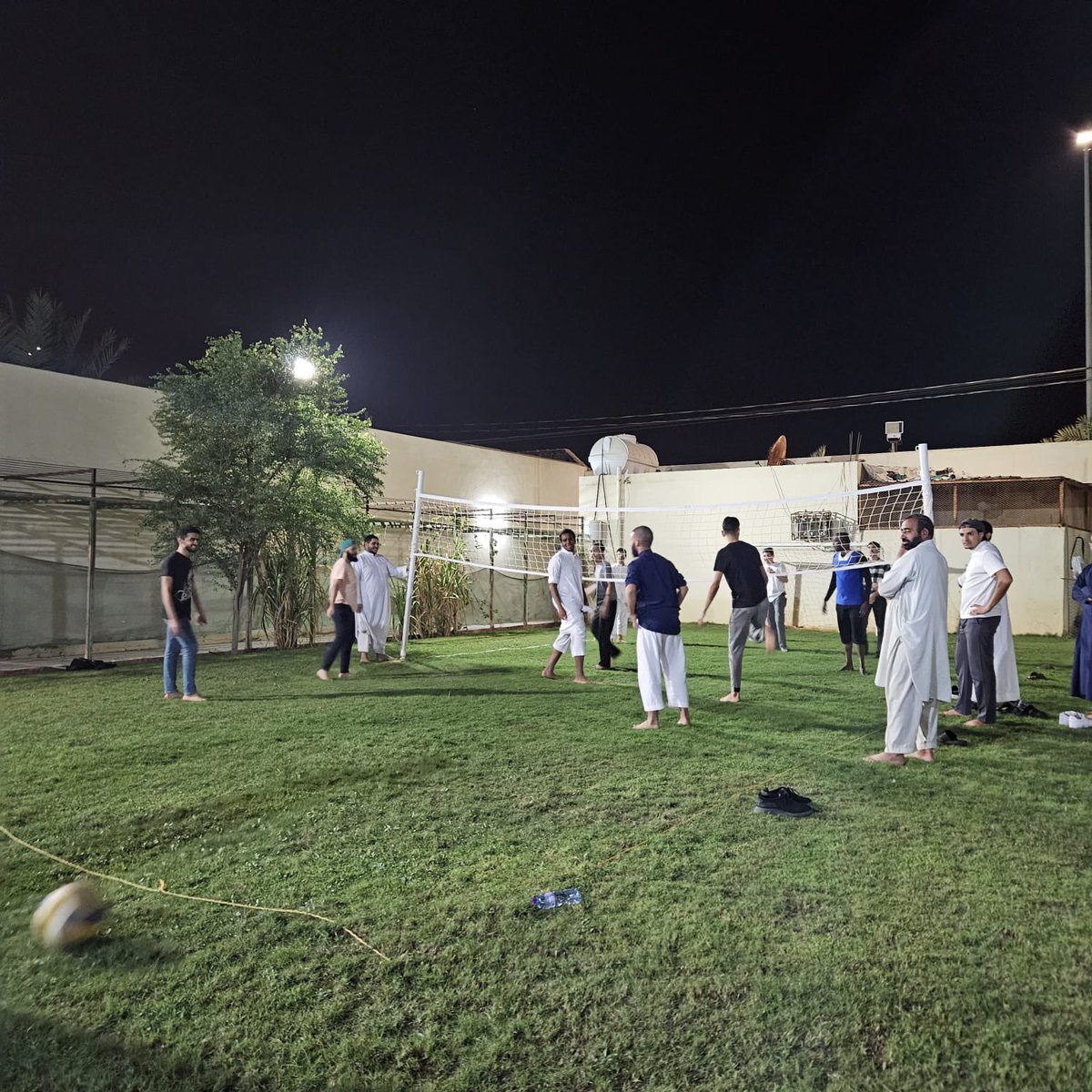 ISDKSU's tweet photo. نفذت وحدة الأنشطة بإدارة #الطلبة_الدوليين برنامج رحلة اجتماعية إلى قرية الجبيلة يوم الخميس الماضي بتاريخ 11/04/1445هـ بحضور (50) طالب من مختلف الجنسيات، حيث أقيمت عدد من الأنشطة الثقافية والاجتماعية والرياضية والترفيهية التي شارك بها الطلبة الدوليين و برزت من خلالها المواهب التي يمتلكونها في شتى المجالات، واختتمت الرحلة بوجبة عشاء حيث أبدى الطلبة الدوليين سعادتهم بهذه الفعالية.
#جامعة_الملك_سعود