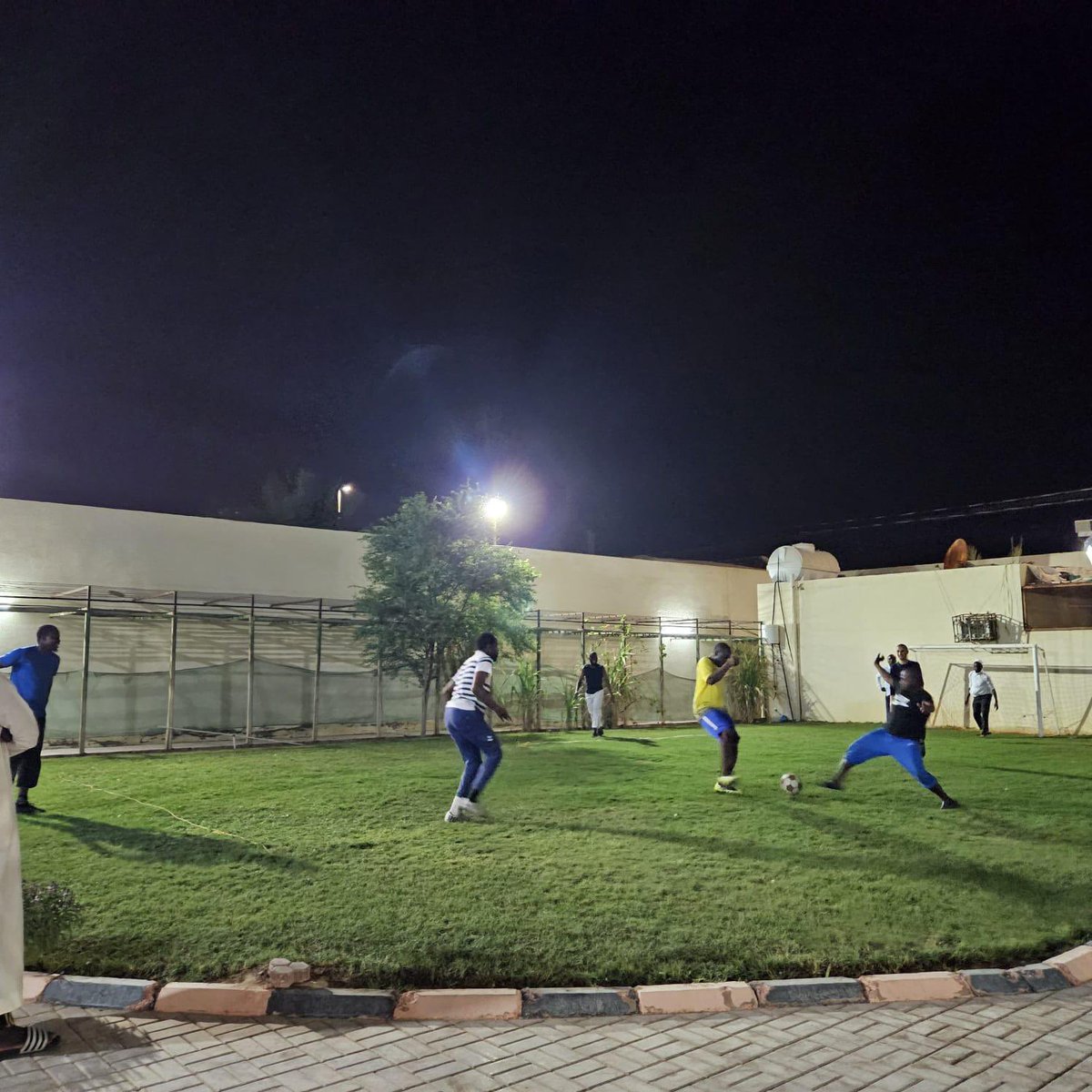 ISDKSU's tweet photo. نفذت وحدة الأنشطة بإدارة #الطلبة_الدوليين برنامج رحلة اجتماعية إلى قرية الجبيلة يوم الخميس الماضي بتاريخ 11/04/1445هـ بحضور (50) طالب من مختلف الجنسيات، حيث أقيمت عدد من الأنشطة الثقافية والاجتماعية والرياضية والترفيهية التي شارك بها الطلبة الدوليين و برزت من خلالها المواهب التي يمتلكونها في شتى المجالات، واختتمت الرحلة بوجبة عشاء حيث أبدى الطلبة الدوليين سعادتهم بهذه الفعالية.
#جامعة_الملك_سعود