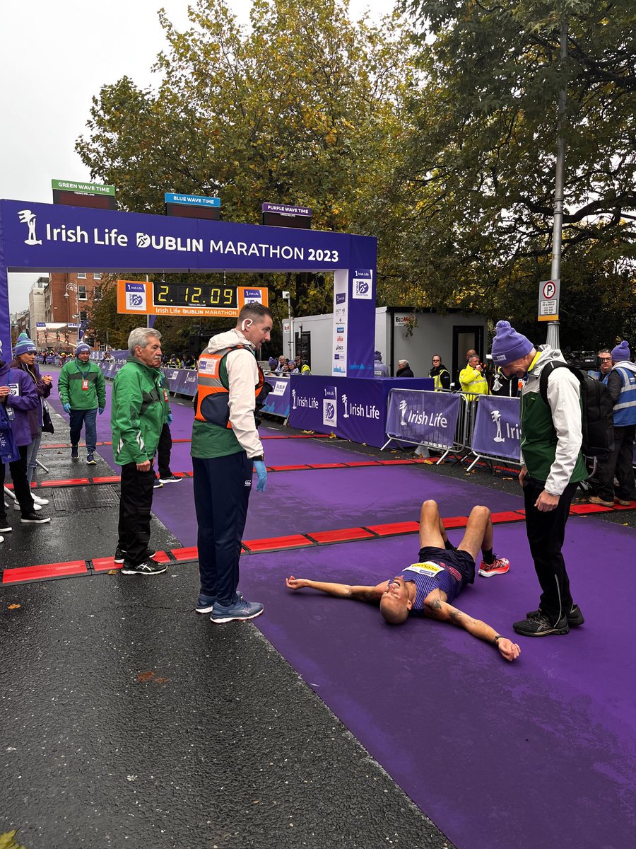 That’s how you finish a marathon- Brilliant run by ⁦@scullion262⁩ to come through for 3rd overall ⁦⁦@dublinmarathon⁩