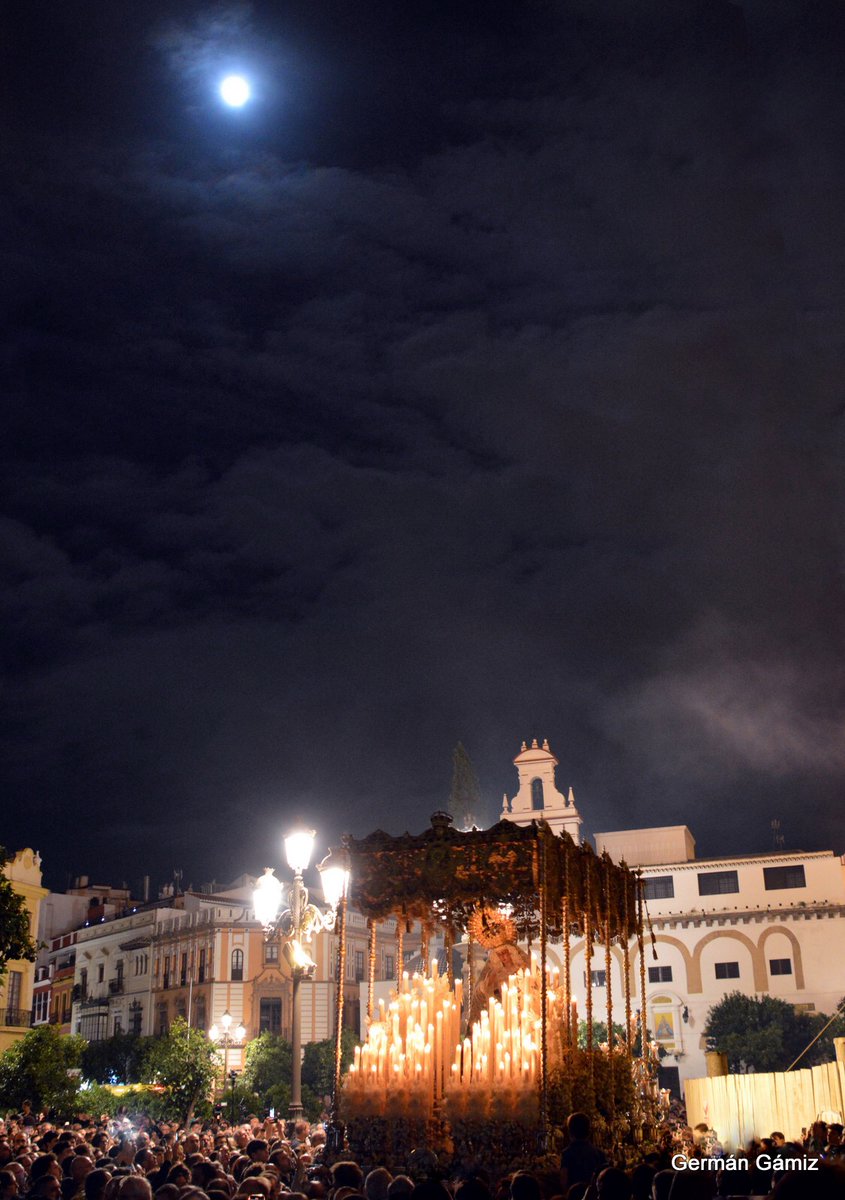 Vamos a dejarnos de #halloween y otras carajotadas en #Sevilla #TDSCofrade
