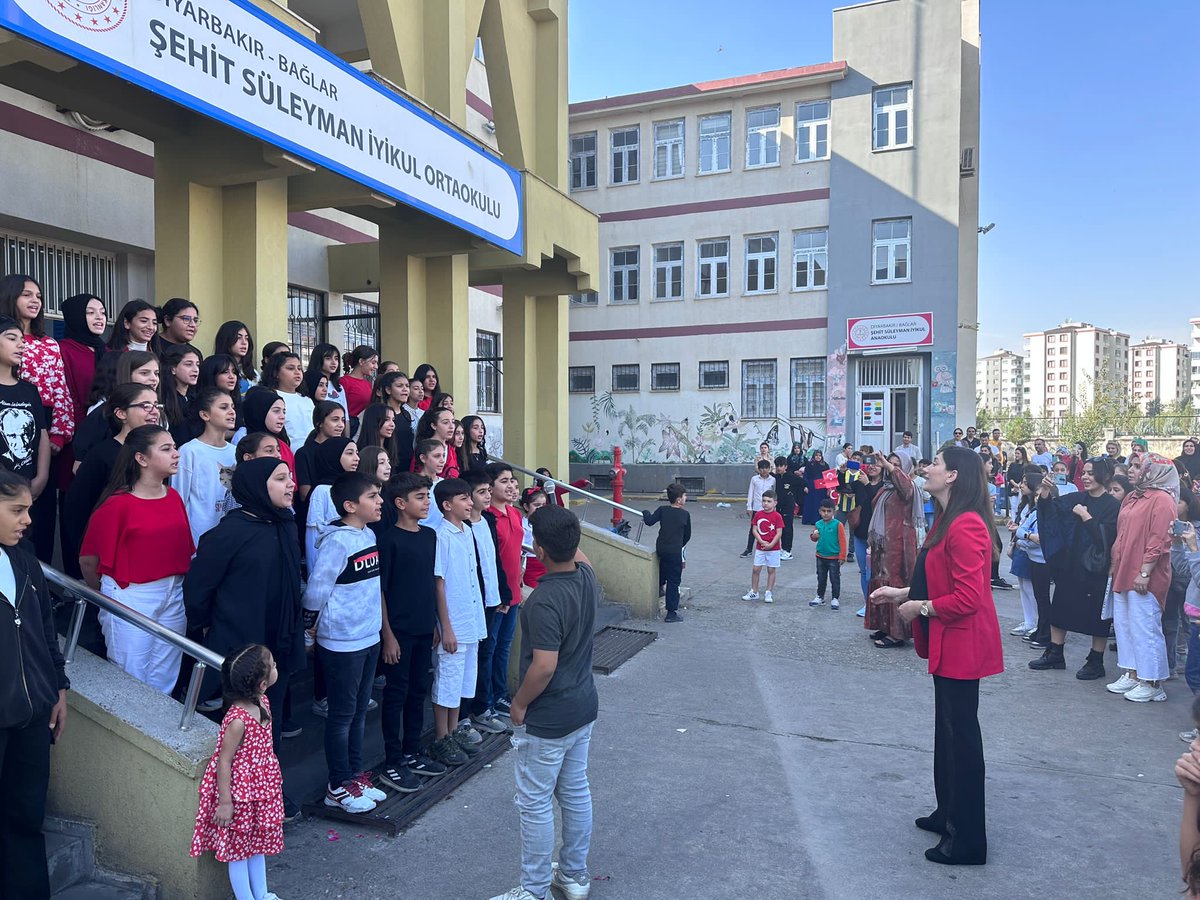 Cumhuriyetimizin 100. Yılı Okulumuzda öğretmen ve öğrencilerimizin katılımıyla yapılan tören ile coşkuyla kutlandı. Törenin yapılmasında emeği geçen tüm öğretmen ve öğrencilerimize teşekkür ederiz.