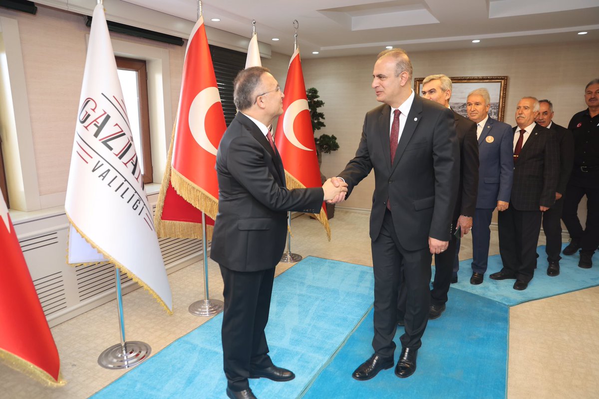 Gaziantep Valiliği (@gantepvaliligi) on Twitter photo Valimiz Kemal Çeber, #Cumhuriyetimizin 💯. yıl dönümü kapsamında Valilik makamında düzenlenen Tebrikat Töreni’nde tebrikleri kabul etti.🇹🇷
#CumhuriyetimizinYüzüncüYılıKutluOlsun #Cumhuriyet #29EkimCumhuriyetBayramı
<a href="/kemalcebervali/">Kemal Çeber</a> Valimiz Kemal Çeber, #Cumhuriyetimizin 💯. yıl dönümü kapsamında Valilik makamında düzenlenen Tebrikat Töreni’nde tebrikleri kabul etti.🇹🇷
#CumhuriyetimizinYüzüncüYılıKutluOlsun #Cumhuriyet #29EkimCumhuriyetBayramı
<a href="/kemalcebervali/">Kemal Çeber</a>