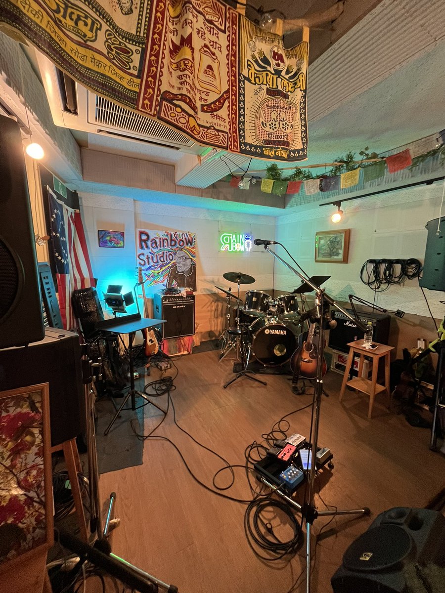 mimi_sky_'s tweet photo. 20231029
#RainbowStudio & Live Cafe
にてHalloween🎃
仮装は(普段着かw)
慣れ親しんだキャラ
尚且つ超お似合い♡
LIVE+のSpecial感で
大盛り上がり🤠🎸
地元&懐かしネタMCと
昔の歌も多くなるけど
ゴリゴリの新曲や
喝入れ曲も連投✨
格好いいと可愛いの
間欠泉怒涛に噴いてた〜🥰
#アダチケンゴ https://t.co/GqR4qrapxQ