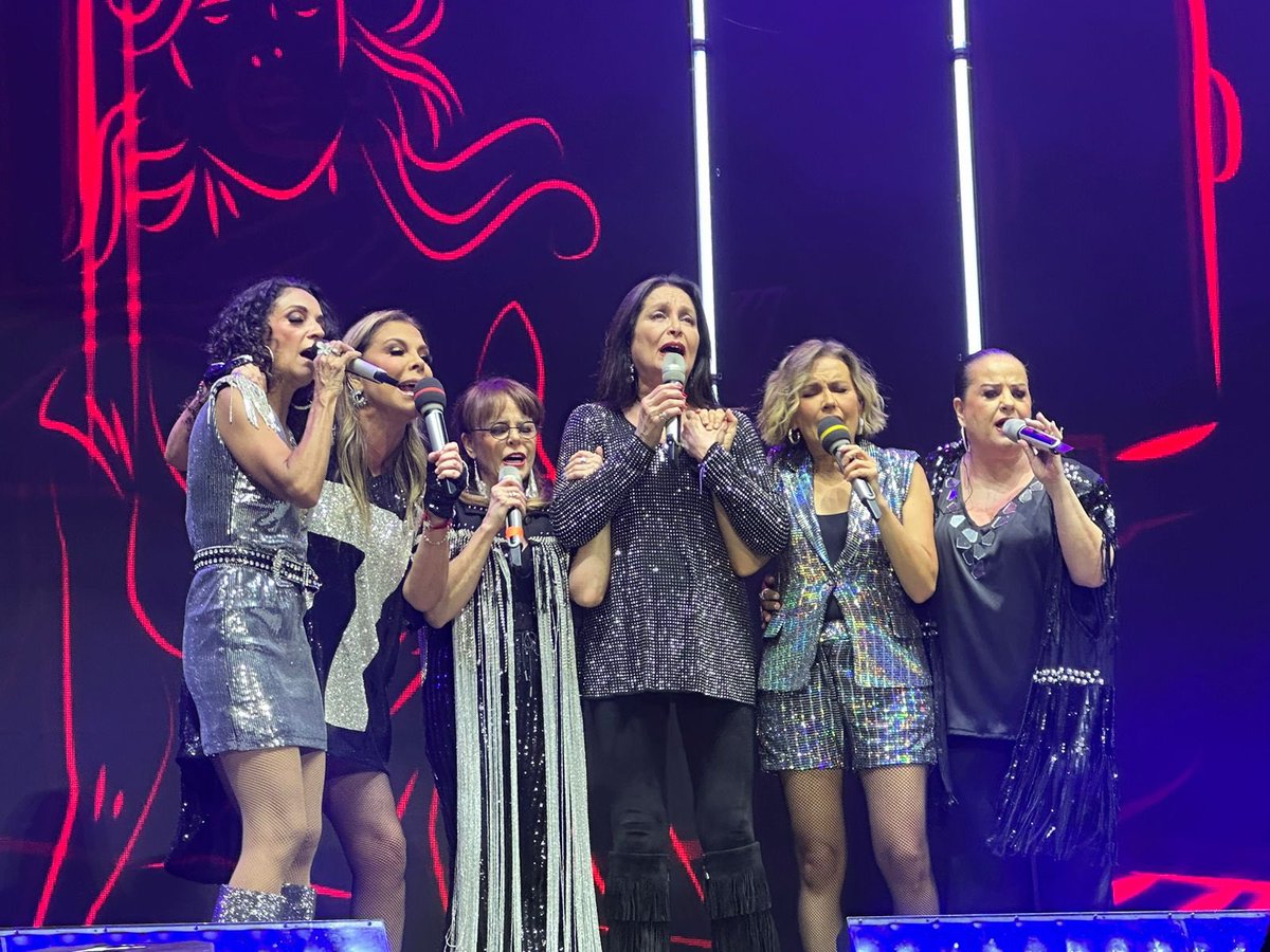 Anoche se asomaba ya la divina luna, entre enamorarse en un bazar, entre preguntarse cómo te va mi amor, entre las voces maravillosas de cinco hermosuras: Isabel, Mayte, Fernanda Mimi e Ilse✨ La inesperada noche de Pandora Flans, de Flans y Pandora caja de sorpresas que nos