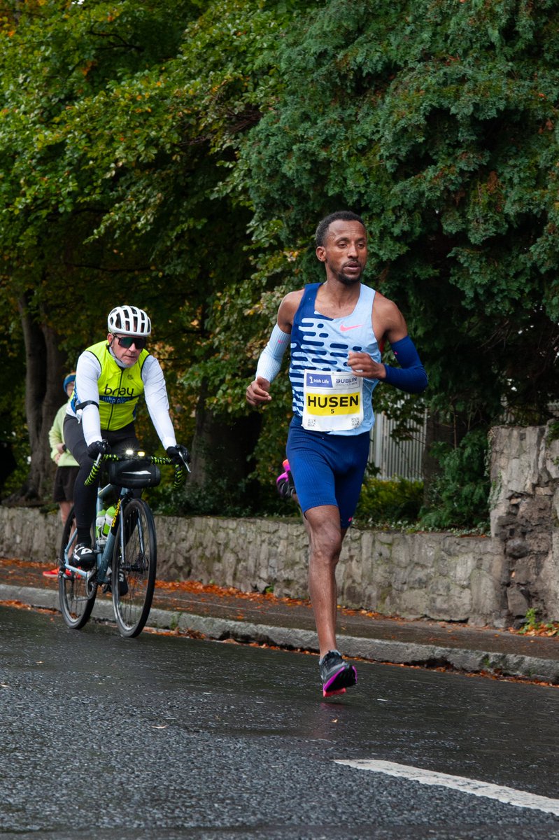 The winner Kemal Husen here at 20 miles, right after the Dublin's Heartbreak Hill in Milltown. His 2nd marathon ever 👏👏👏 <a href="/dublinmarathon/">Irish Life Dublin Marathon</a> #dublinmarathon #IrishLifeDublinMarathon
