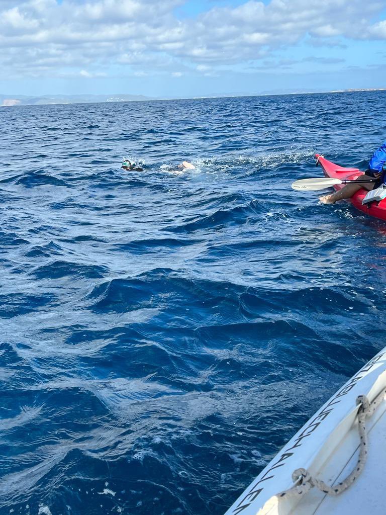 sogug1's tweet photo. Iniciando la vuelta a Ibiza @rogelionunez77 ánimo ! #noteescondas #sogug #somosSOGUG doble reto a nado🏊♀️ Ibiza-Formentera. https://t.co/ojCvyb1nYZ