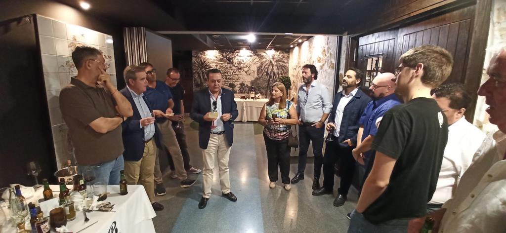 Nuestro tradicional encuentros con los medios de comunicación reunió a un buen número de profesionales en La Bodeguita de Javi Gracia, en la Plaza Raimundo Glez Frutos de Murcia. Gracias a todos por asistir y por la atención prestada siempre a CROEM y al empresariado murciano!