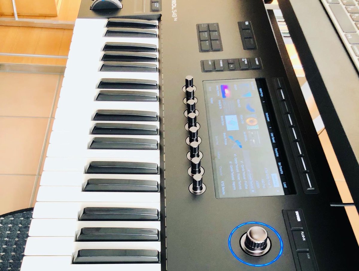 KenAraiTokyo's tweet image. 予約して楽しみに待っていた新しいキーボードがさっき届きました🎵
パーツや鍵盤、操作性が想像以上に良くてニコニコ😍
早速新作で使い倒したいと思います!!

#mynewgear  
#nativeinstruments 
#kompletekontrolmk3
