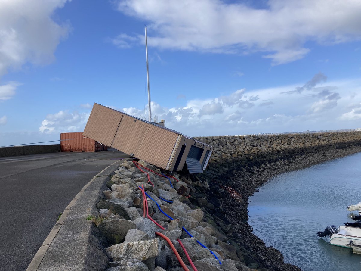 benoitdanard's tweet image. Dégâts au port de #pornichet le carré VIP de ⁦@sebrogue⁩ de #primonial team presque à l’eau ?
