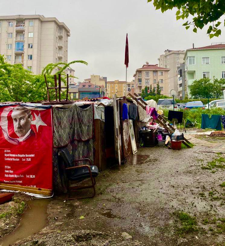 "Kimsesizlerin Kimsesi Cumhuriyet"e sahip çıkanlar  Cumhuriyet gerçekten "kimsesiz" kalmasın diye ; 
Ülkemizde, yetersiz beslenen 15 milyon kişiyi, yoksulluk yaşayan 10 milyon çocuğu, örgün eğitim çağında olup dışında kalan 3 milyon çocuk için "tasarruf" diye ana okullarından