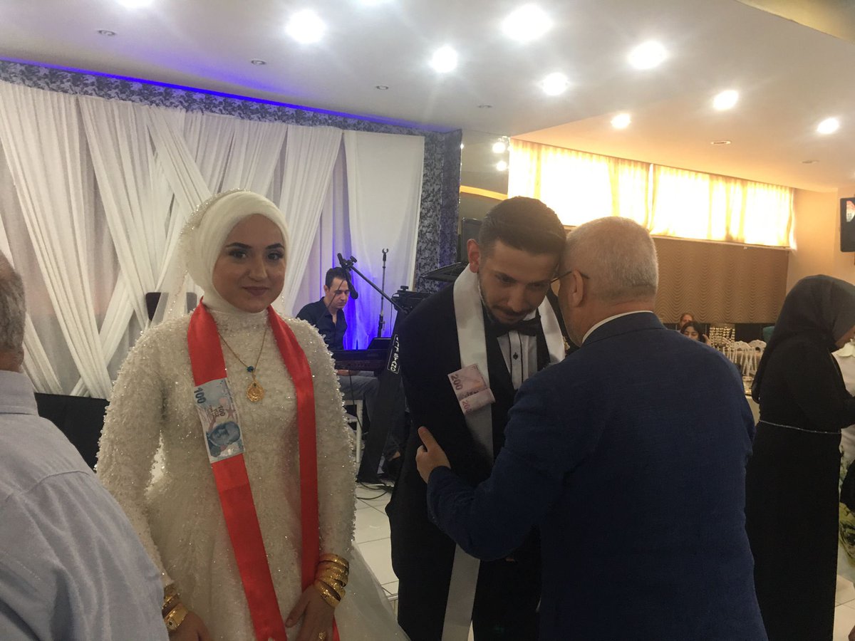 Gülensu Kadın Kolları Yönetim Kurulu Üyesi değerli kardeşim Gönül Şimşek'in kıymetli oğlu Emre ve İrem çiftinin düğün merasimine katılım sağladık.
Genç çiftimize Allah'tan iki cihan saadeti diliyorum.