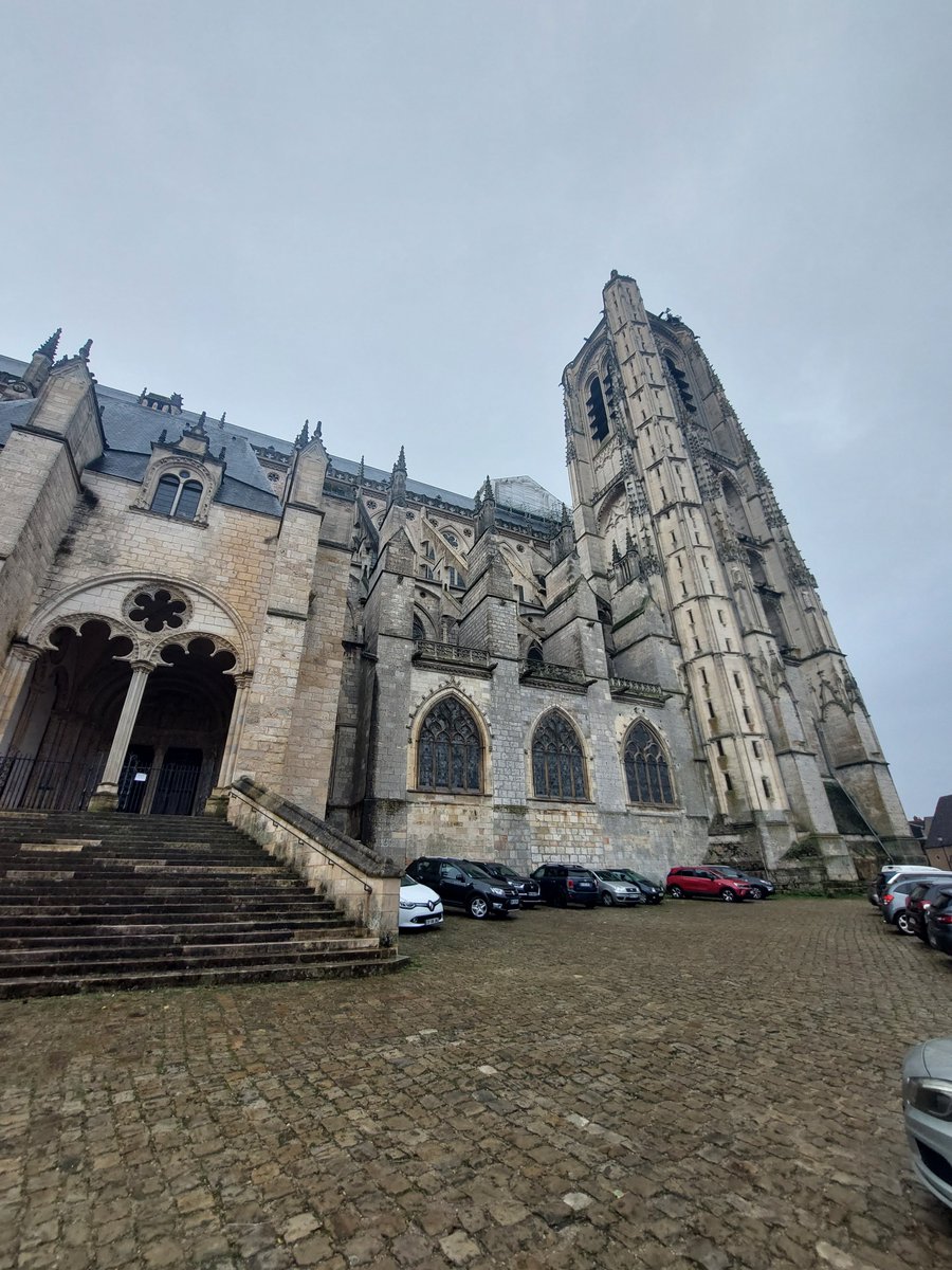 gnaniou's tweet photo. La cathédrale de Bourges, en cours de rénovation
#Bourges https://t.co/U7myf8JUGO