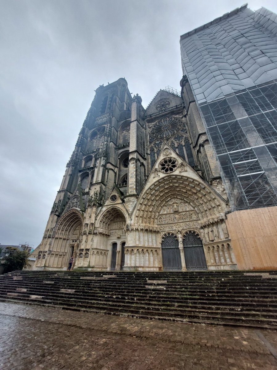 gnaniou's tweet photo. La cathédrale de Bourges, en cours de rénovation
#Bourges https://t.co/U7myf8JUGO