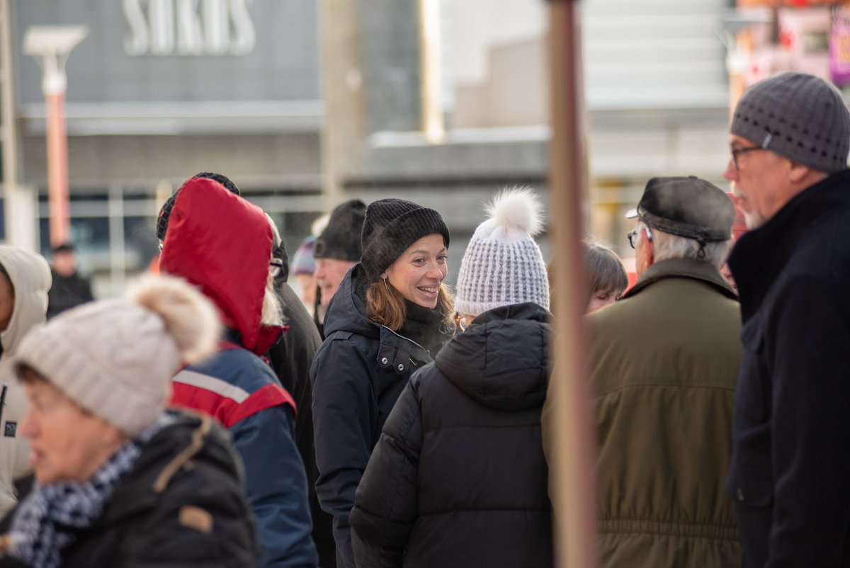 Tämä viikonloppu vierähti Kuusamossa, Kemijärvellä ja Rovaniemellä mm Merja Kyllösen ja @HSarkkinen sekä @silviamodig seurassa. Hallituksen kylmät leikkaussuunnitelmat puhuttivat kaikkialla. Ei ole oikein alentaa hyvätuloisten verotusta samalla kuin pienituloisilta leikataan.