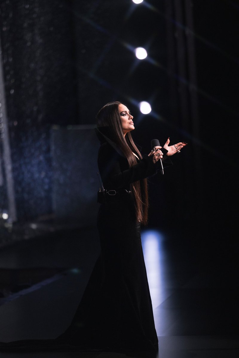 ARTUROOBEGERO's tweet photo. @Adele as #MorticiaAddams in custom @arturoobegero 🖤
#AO #ARTUROOBEGERO #ADELE #ADELEVEGAS #WEEKENDSWITHADELE#VEGASRESIDENCY #ADELEOWEEN https://t.co/L7uOAhhTvY