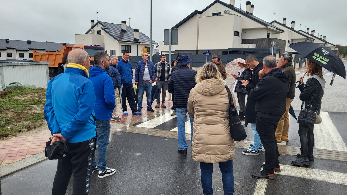 El equipo de gobierno de #Moralzarzal visita ahora las viviendas de Los Linarejos para conocer de primera mano los problemas de los residentes