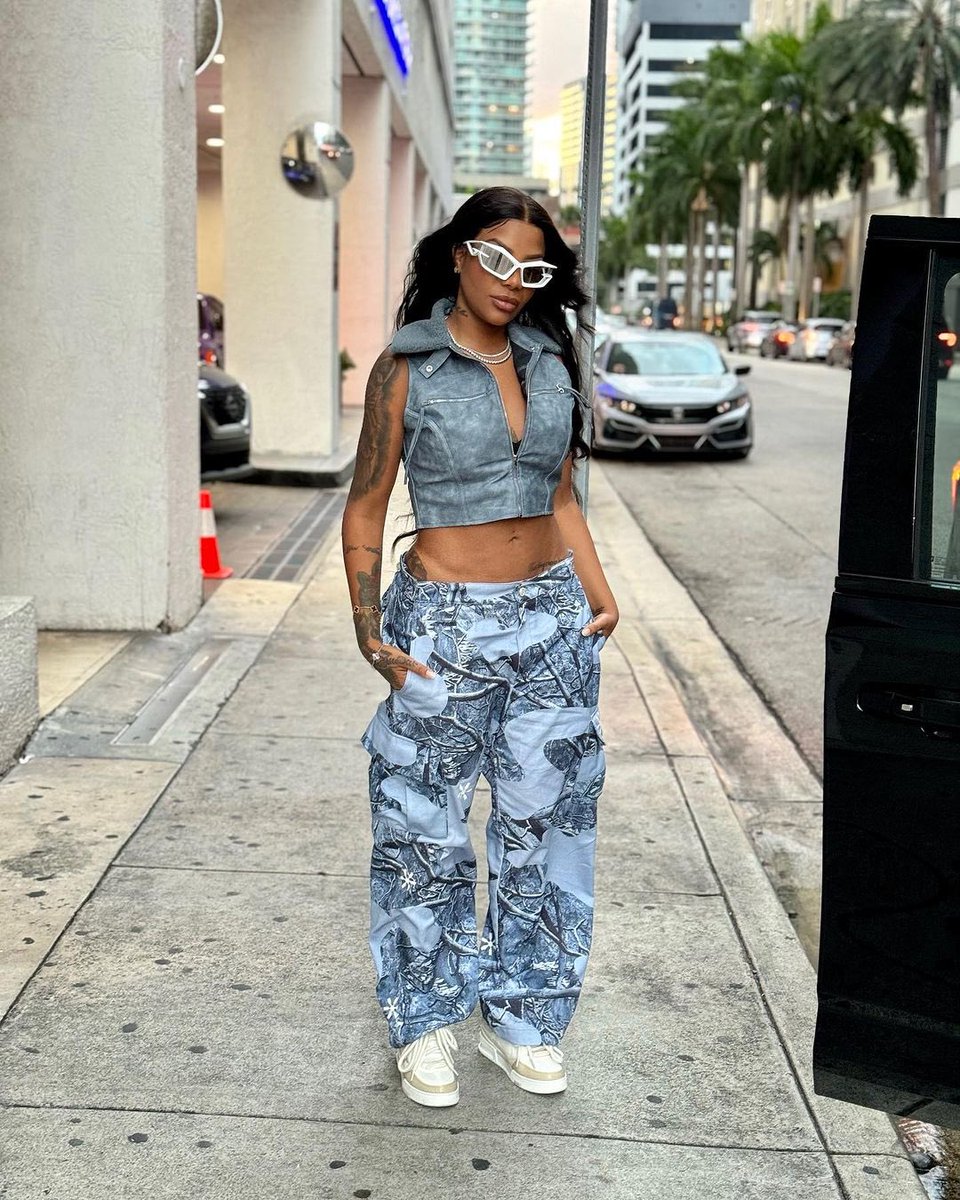 LUDMILLA é a artista pop brasileira com mais músicas presentes no TOP 200 do Spotify Brasil (3).

— Na última atualização ultrapassou Luisa Sonza (2), Juliette (2) e Melody (2).