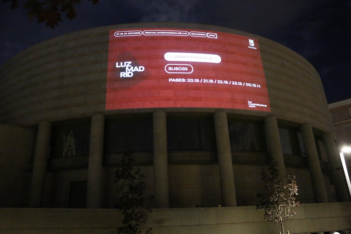 🏛️El #SenadodeEspaña se ilumina este fin de semana gracias al Festival Internacional @_luzmadrid y <a href="/SUSO33/">SUSO33</a>

⏰Esta noche aún se puede disfrutar de esta proyección artística

📸@selectormarxphoto y #SenadoDeEspaña

Más fotos e info: instagram.com/p/Cy-wfRgtcxp/…

@madrid