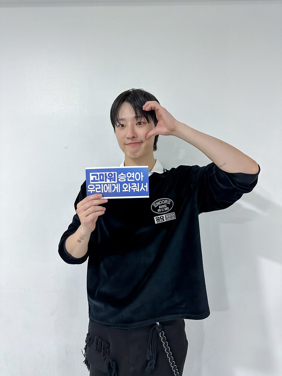 c_woodzofficial's tweet photo. [📷] 
231029
2023 WOODZ World Tour 'OO-LI and' in Seoul

🧡고마워 무즈야
우즈에게 와줘서💙

#WOODZ #우즈
#OO_LI_and_in_Seoul
#OO_LI #OO_LI_PROJECT https://t.co/Lln66XohfL