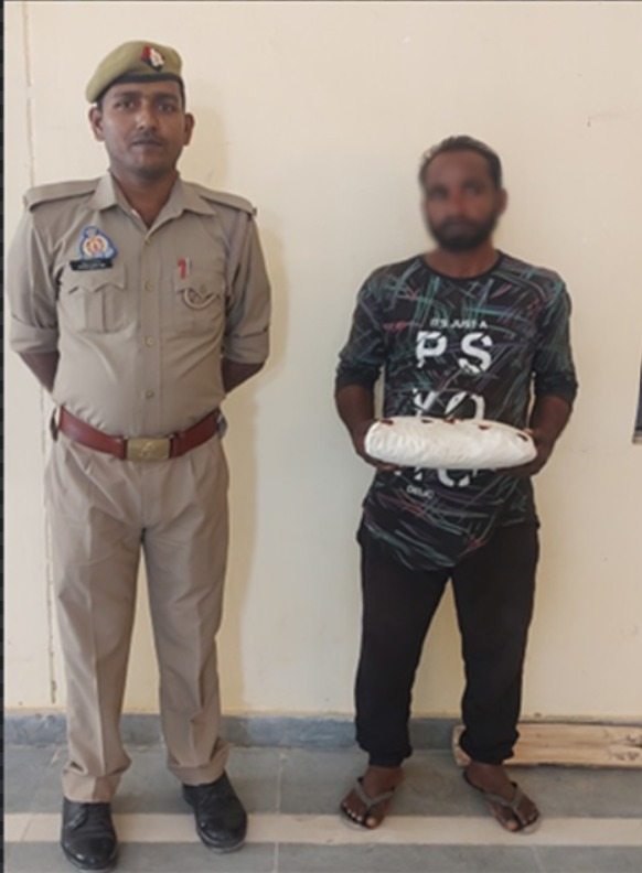 DcpGomti's tweet photo. #GomtiZone➡️#PS_Sindhoura पुलिस ने  अभियुक्त बबलू पटेल को 01 किलो 400 ग्राम अवैध गाँजे के साथ किया गिरफ्तार। #PoliceCommissionerateVaranasi #UPPolice https://t.co/PrhVjsGcMk