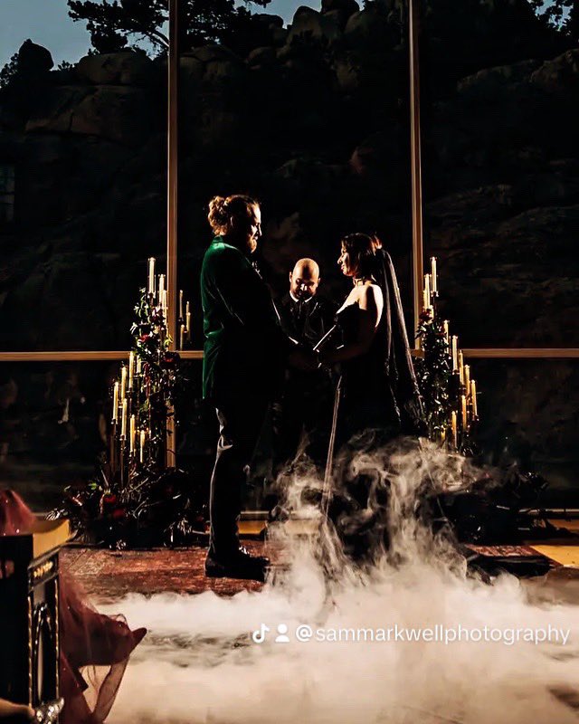 SamMarkwell's tweet image. 📷✨💍 - Vowing Till Death Do Us Part at the Hotel That Inspired 'The Shining' 🏨👻
Love is in the eerie Colorado air at the iconic Stanley Hotel, the real-life inspiration for the spine-tingling Overlook Hotel from 'The Shining'! 🎥🔪🪓
👻📸 #StanleyLoveStory #TheShiningWedding