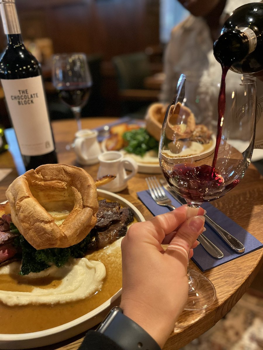 Paternosterpub's tweet photo. Not so bad for a rainy Sunday #sundaysatyoungs 

Pop in this Sunday for a choice of beef, chicken or vegan roast served with roast potatoes and seasonal vegetables #sundayroast 

@youngspubs 

#sundaybest #chocolateblock #sundayvibes https://t.co/VXVgyjtybC