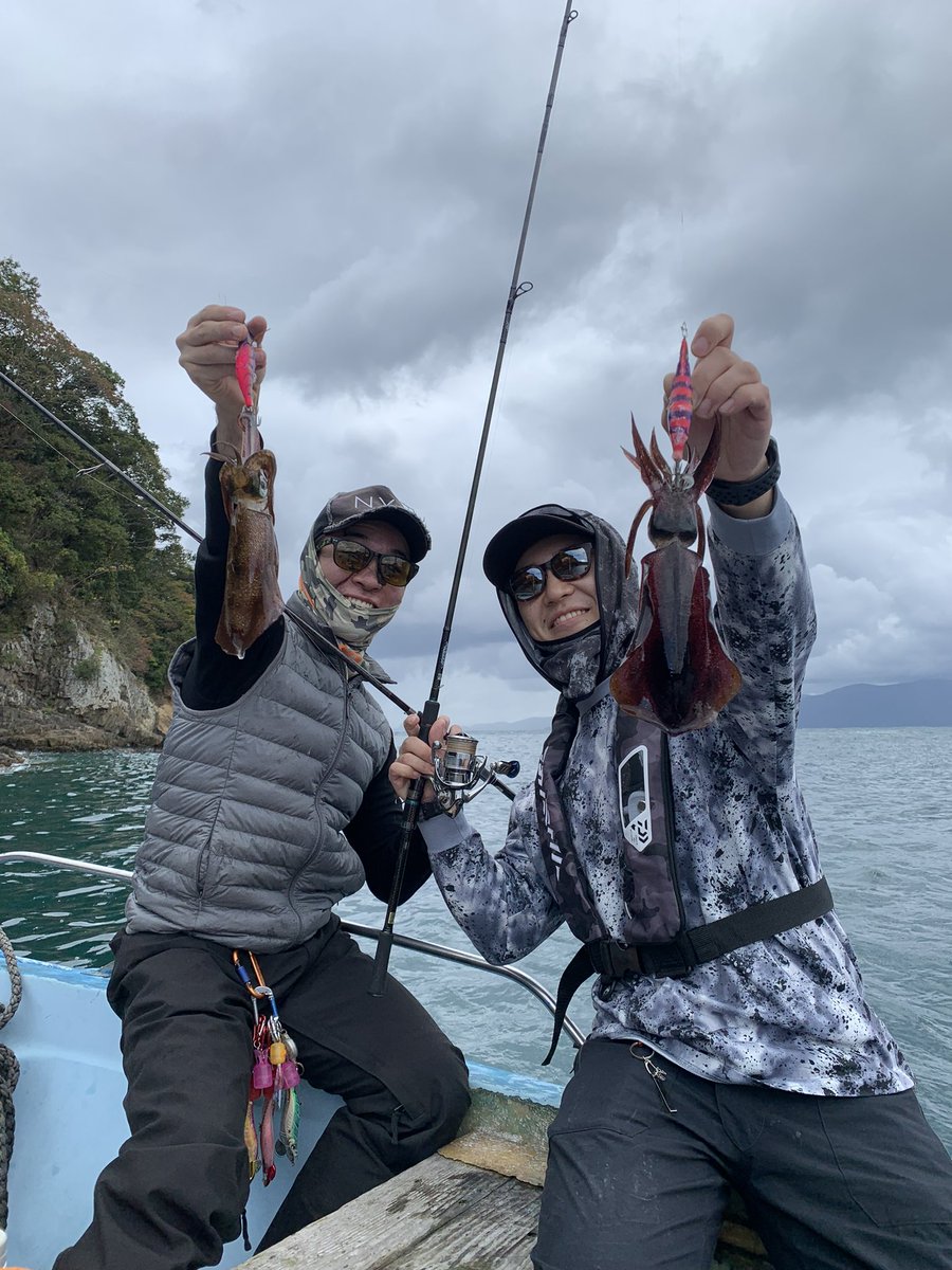 BASSLOVEMIKKY's tweet photo. スーパーエンジョイエギング！
ボートエギング用のエギなくて、即興でビフテキシンカー17.5g！！！
水深25メートルから800gのイカ引きずり上げたった！！！笑 https://t.co/tO8jB6aV8Y