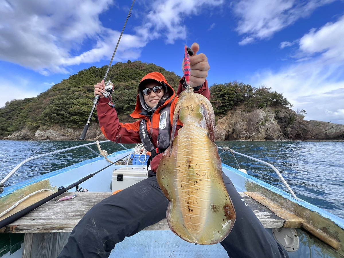 BASSLOVEMIKKY's tweet photo. スーパーエンジョイエギング！
ボートエギング用のエギなくて、即興でビフテキシンカー17.5g！！！
水深25メートルから800gのイカ引きずり上げたった！！！笑 https://t.co/tO8jB6aV8Y