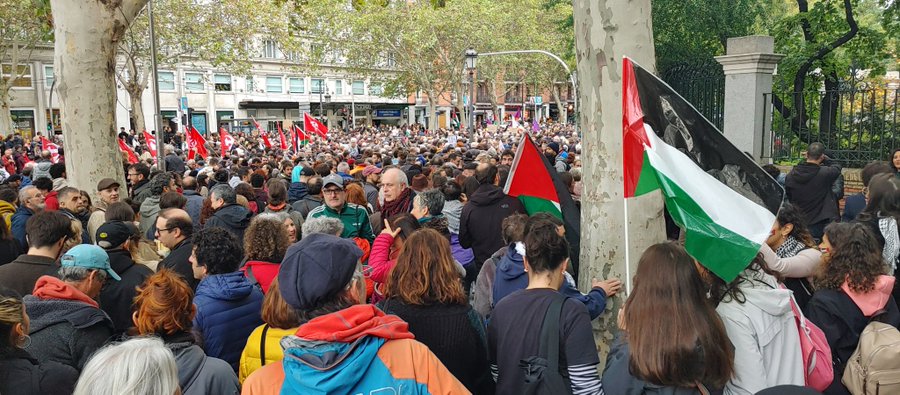 03690jul's tweet photo. Imágenes de la manifestación en Madrid. Miles y miles de personas abarrotan el centro de la capital española en una gran protesta contra la masacre de Israel en Gaza y en apoyo al pueblo palestino #Palestine #Palestina #Gaza #Gaza_Genocide https://t.co/WFPNPTRCZI