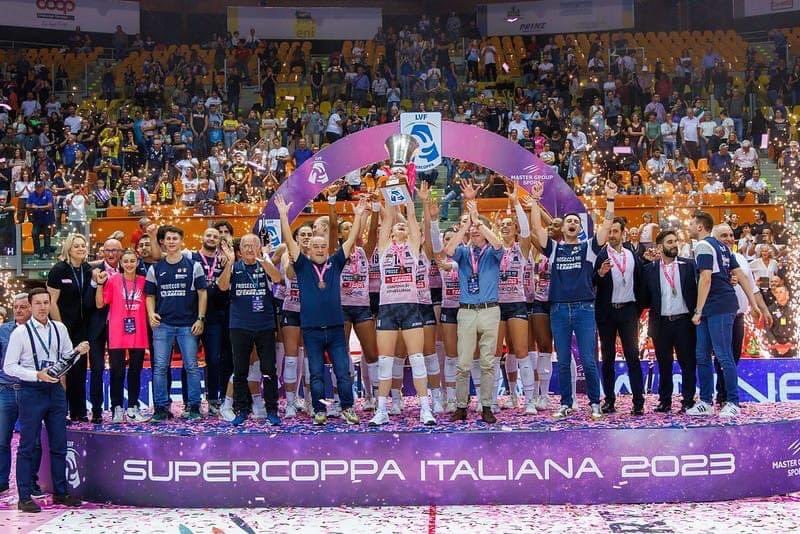 zaiapresidente's tweet image. ❌❌❌ IMOCO VOLLEY VINCE LA SUA SETTIMA #SUPERCOPPA ITALIANA ❌❌❌

🏆 Per la sesta volta di fila le ragazze della Prosecco Doc #Imoco Volley  trionfano nella Supercoppa Italiana vincendo 3-1 su Allianz Milano nella finale di Livorno. 

Grazie ragazze! Forza Pantere!  👏🏻