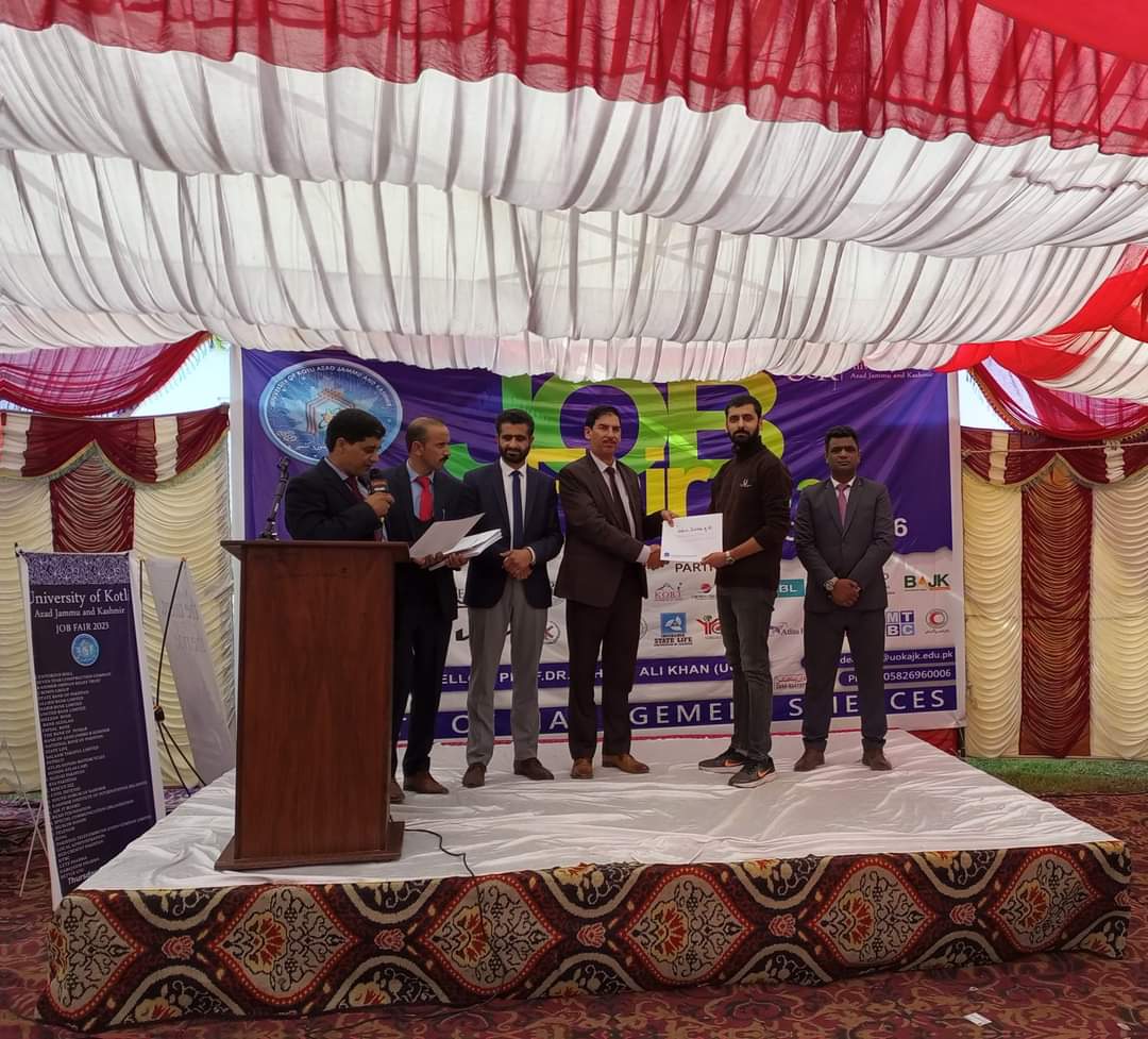_KIIR_'s tweet photo. The event was inaugurated by Vice Chancellor of University of Kotli Prof. Dr. Rahmat Ali Khan, who commended the participating employers for their valuable time. To conclude, certificates of participation were distributed among the attending employers. 3/3 https://t.co/ixrklL1uvG