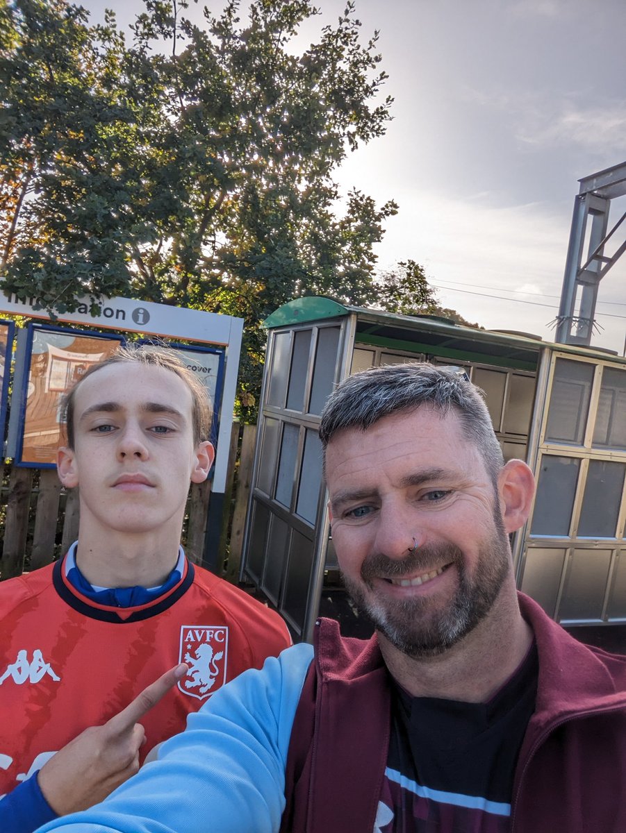 Standard waiting for the train selfie #UTV <a href="/Flame00012324/">izaak latham</a>