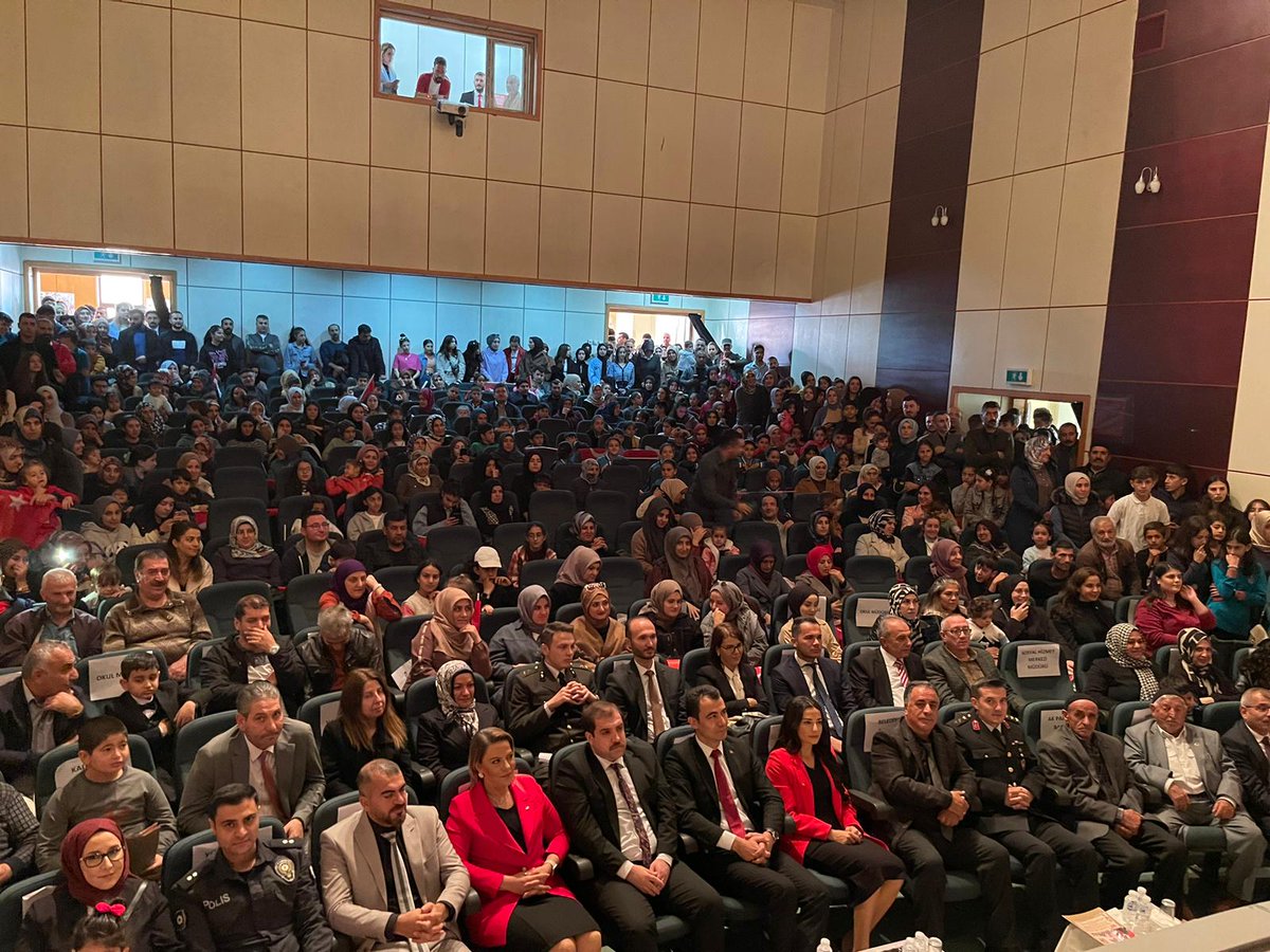 hiniskaymakam's tweet photo. 1️⃣Cumhuriyetimizin 100. Yıl Dönümü etkinlikleri kapsamında ESMEK Eğitim Merkezi Konferans Salonunda Cumhuriyet İlkokulu tarafından hazırlanan kutlama programı icra edildi. 
#TürkiyeYüzyılı 
#CumhuriyetimizinYüzüncüYılı https://t.co/Wk7KbrcOWs