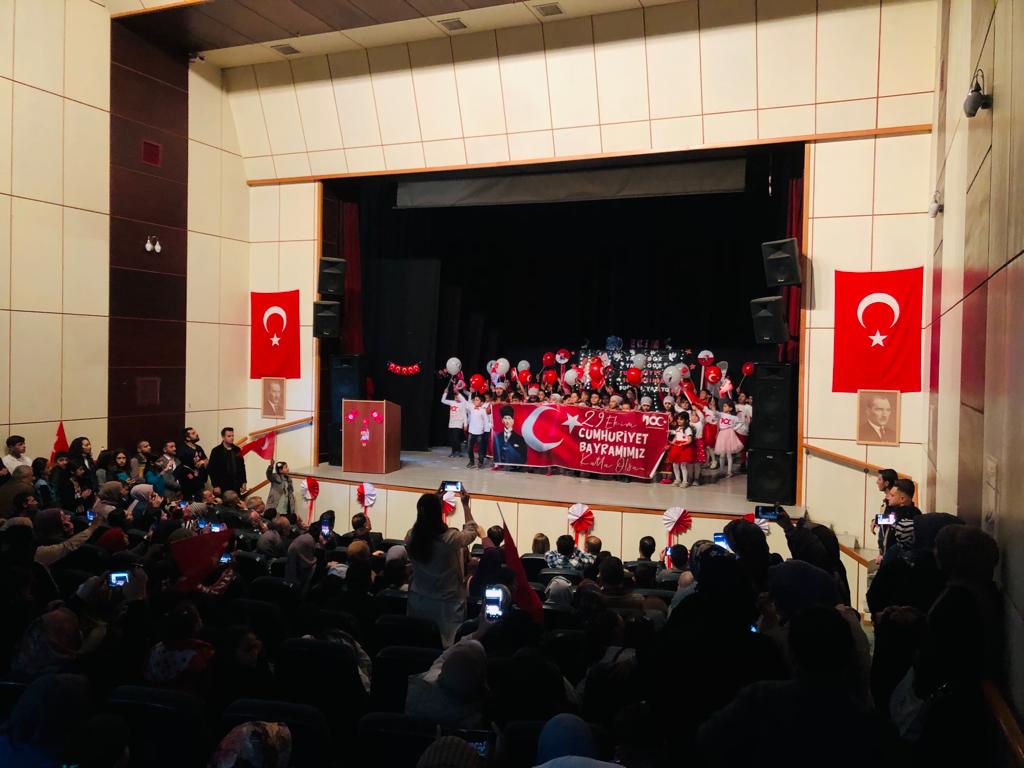 hiniskaymakam's tweet photo. 2️⃣Saygı duruşu ve İstiklal Marşı’nın okunmasının ardından İlçemiz Kaymakamı Sn. Hamza İNAM günün anlam ve önemini vurgulayan bir konuşma yaptı. 
#TürkiyeYüzyılı
#CumhuriyetimizinYüzüncüYılı https://t.co/LCiC9FTyhQ