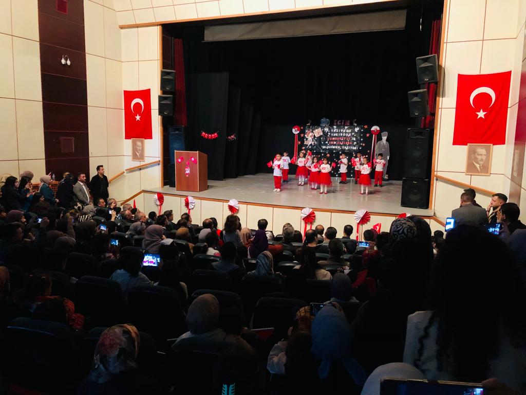 hiniskaymakam's tweet photo. 3️⃣Konuşmanın ardından öğrenciler tarafından şiirlerin okunması, oratoryo gösterilerinin sahnelenmesi ve 29 Ekim Kutlamaları kapsamında yapılan etkinliklerde dereceye giren öğrencilerin ödüllendirilmesi ile program sona erdi. 
#TürkiyeYüzyılı
#CumhuriyetimizinYüzüncüYılı https://t.co/s8wXkZgau2