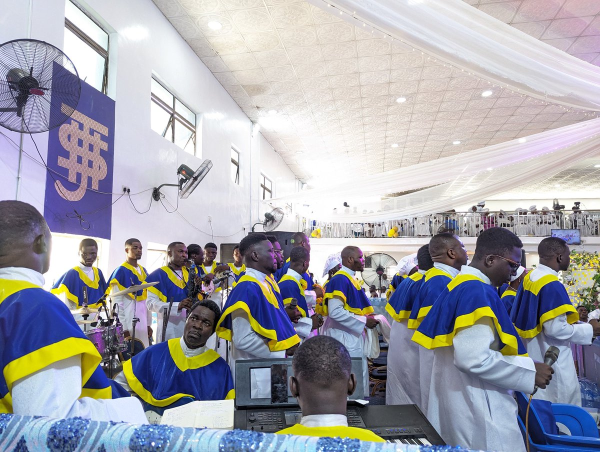 CCCIkeja1's tweet image. The Host choir CCC Ikeja 1 Cathedral delivering the harvest anthem in style #harvestofopendoors #cccworldwide #unityfamily
