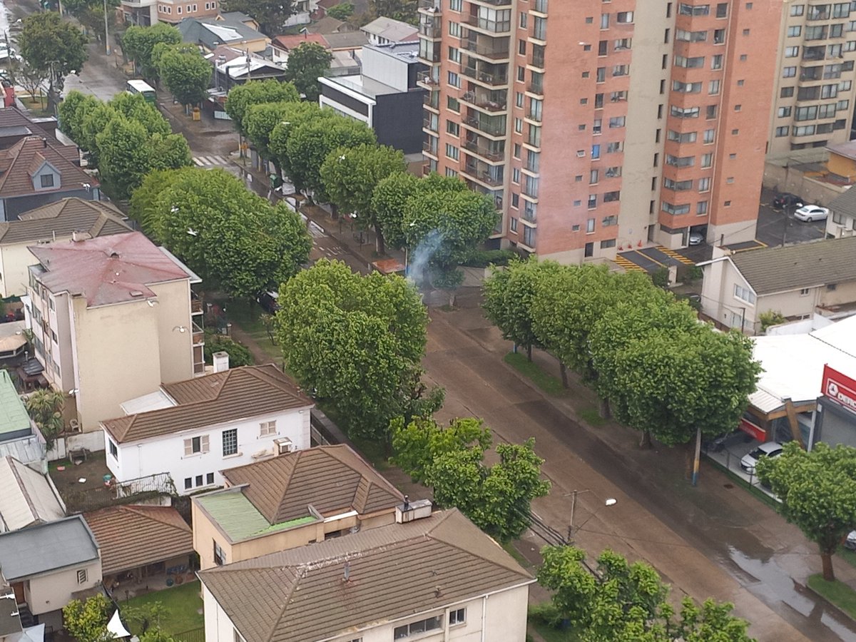 vitoito's tweet photo. @CGE_Clientes en viña del mar, 5 oriente, entre 3 y 4 norte se escuchó una "explosión", "pestaño" la energía y se ve salir humo https://t.co/kuoDkqwgcf