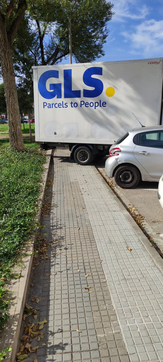 ignaciogd's tweet photo. @GLS_clientes un poco mal aparcado, no? https://t.co/1DfRSkZtu9