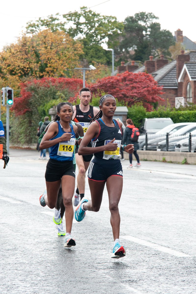 Amente Sorome Negash of Ethiopia wins the women's race at the <a href="/dublinmarathon/">Irish Life Dublin Marathon</a> with PB 2:26:22 👏👏👏

Here at 20 miles