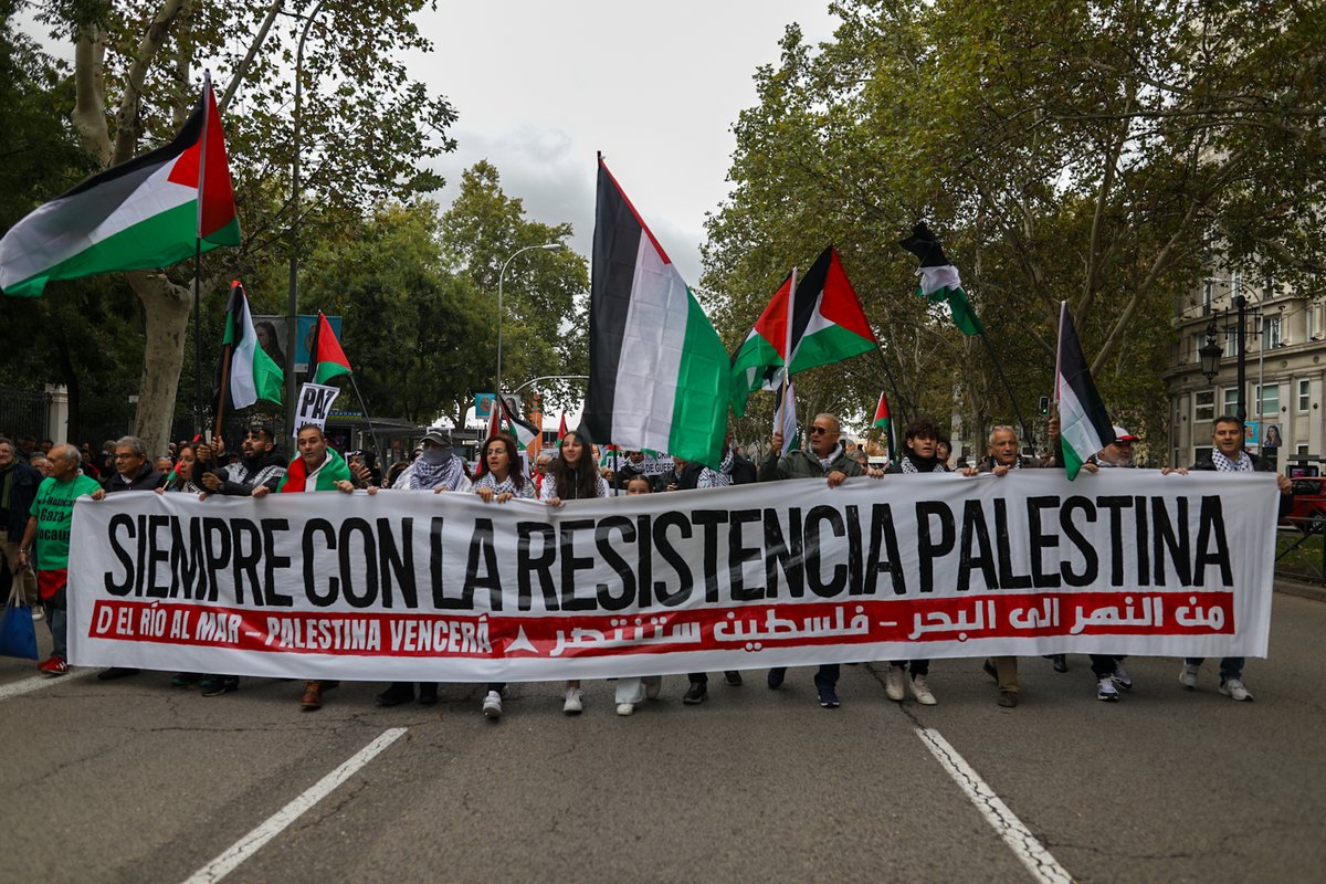 ElSaltoDiario's tweet photo. Más de 10.000 personas se unen a la manifestación en apoyo a Palestina en Madrid, nadie ha dejado en casa su kufiya. 
Con más fuerza que en las manifestaciones anteriores la gente grita con fuerza consignas contra el Estado sionista de Israel. 
✍️@SusiQiuMad 📷@e1retrovisor https://t.co/GM6Yusmq2P